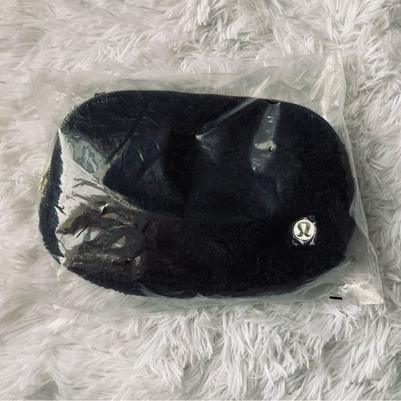 NEW Lululemon Everywhere Belt Bag Black Fleece 1L - Picture 7 of 16